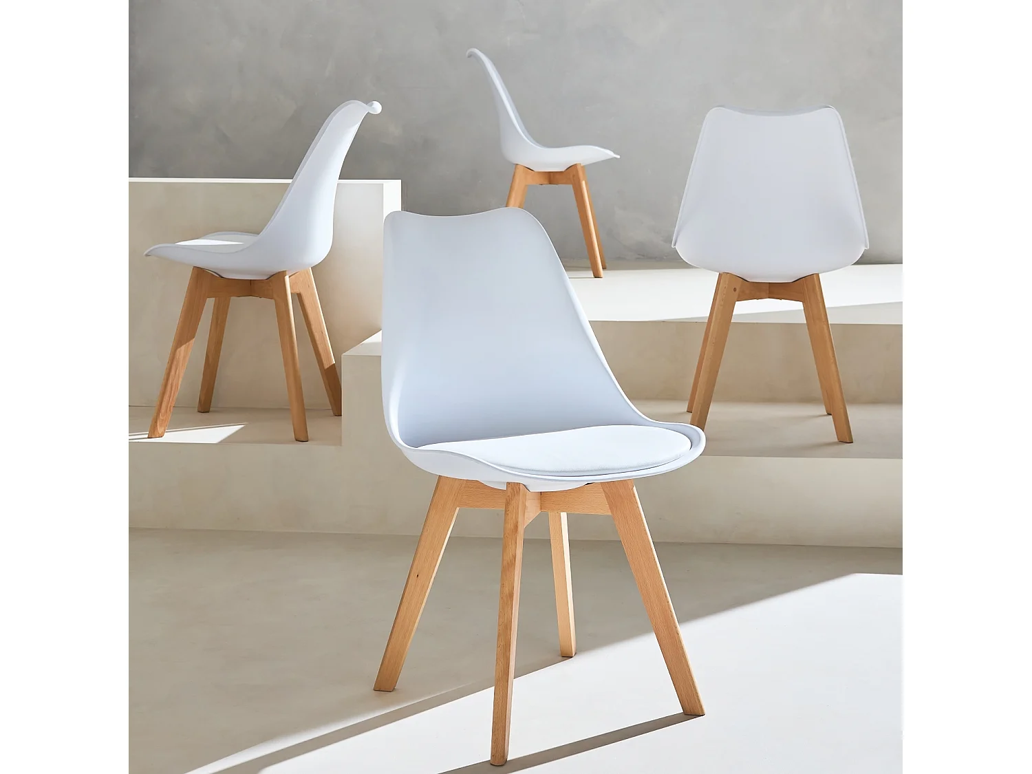 Lot de 4 chaises scandinaves. pieds bois de hêtre. chaises 1 place. blancs