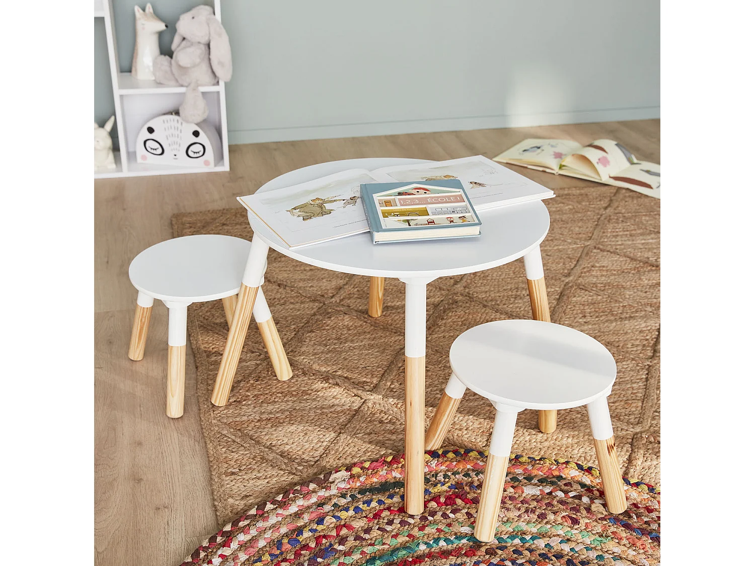 Table ronde pour enfants. deux tabourets TOBIAS - pin et MDF - Ø55 x H43CM