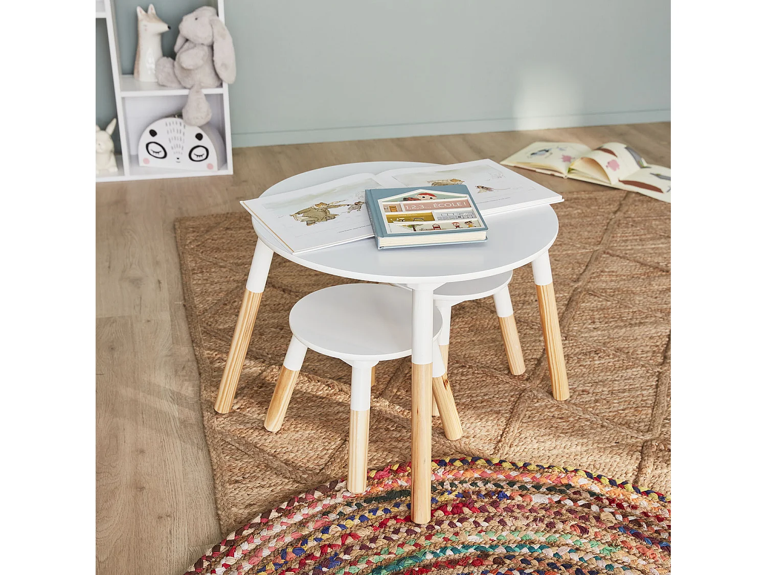 Table ronde pour enfants. deux tabourets TOBIAS - pin et MDF - Ø55 x H43CM