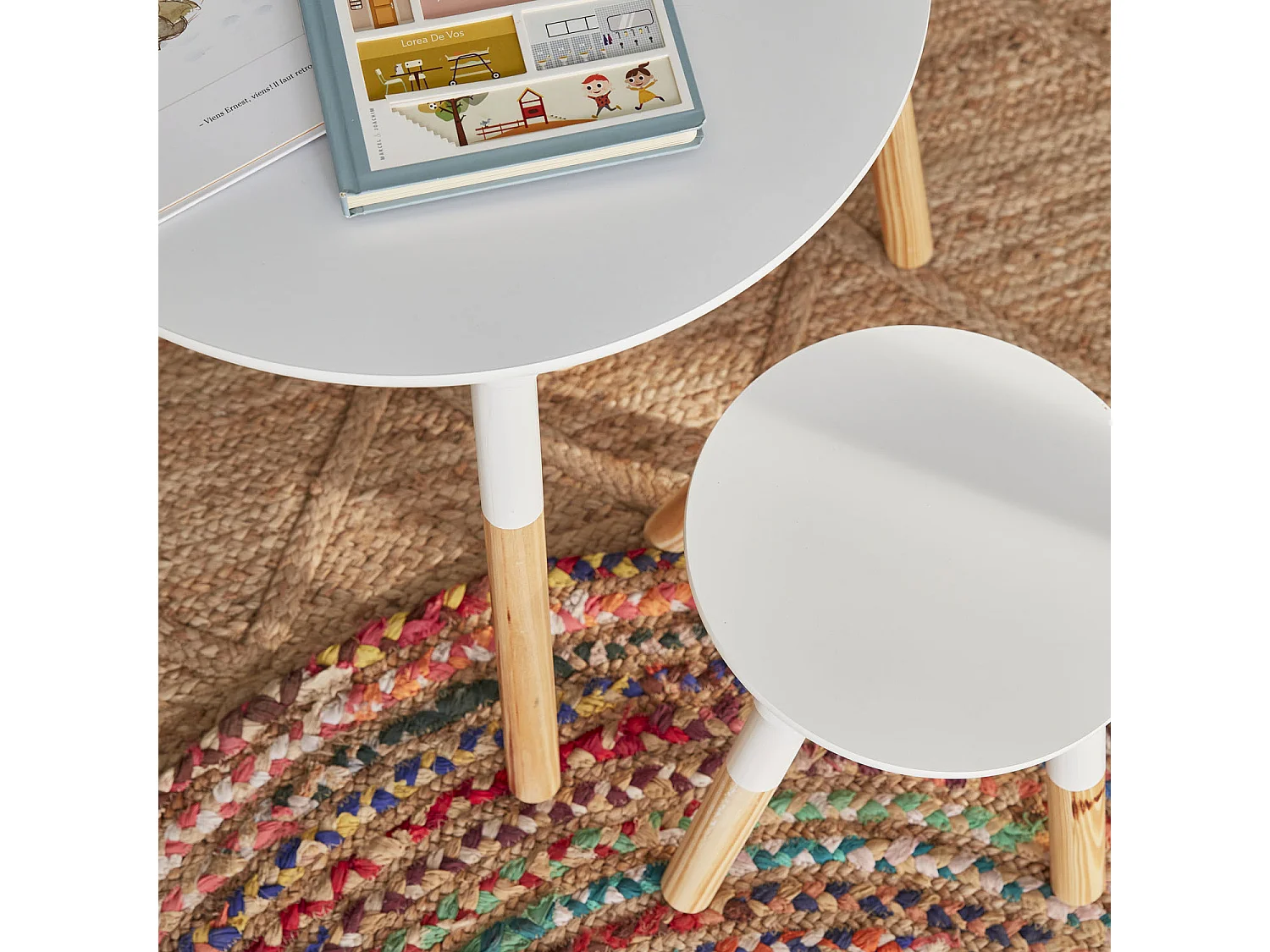 Table ronde pour enfants. deux tabourets TOBIAS - pin et MDF - Ø55 x H43CM