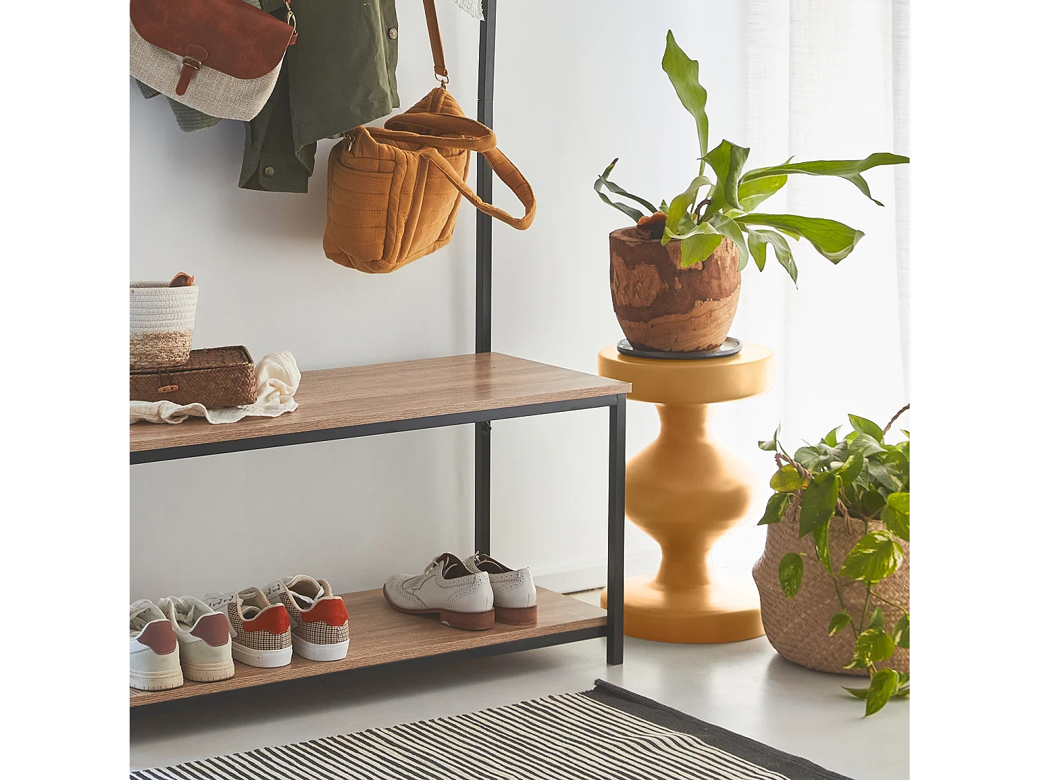 Mesa auxiliar o mesita de metal mostaza