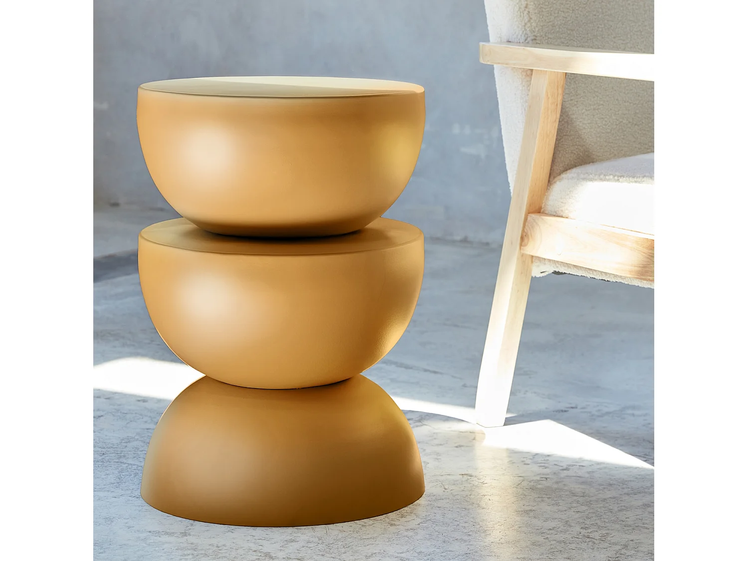 Table d'appoint. bout de canapé. table de chevet en métal. moutarde. Coumba. Ø32 x H 46.5cm