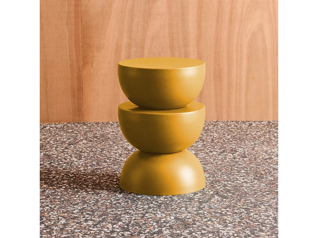 Table d'appoint. bout de canapé. table de chevet en métal. moutarde. Coumba. Ø32 x H 46.5cm