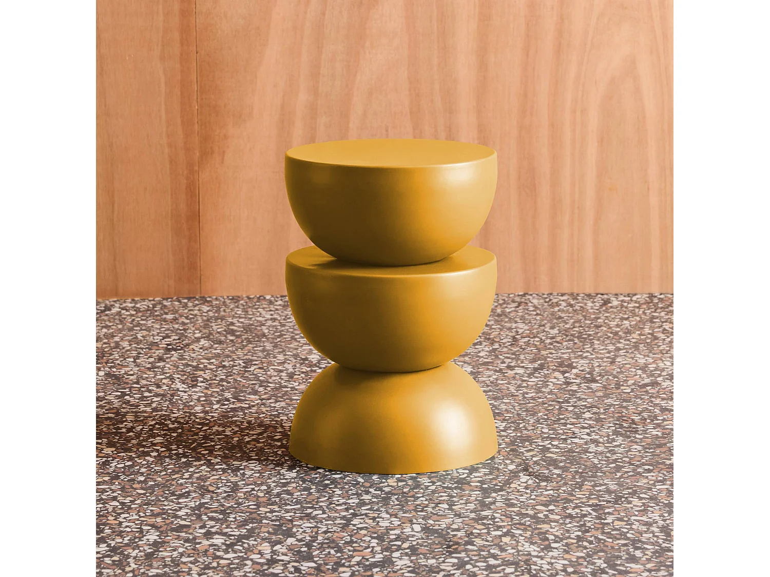 Table d'appoint. bout de canapé. table de chevet en métal. moutarde. Coumba. Ø32 x H 46.5cm