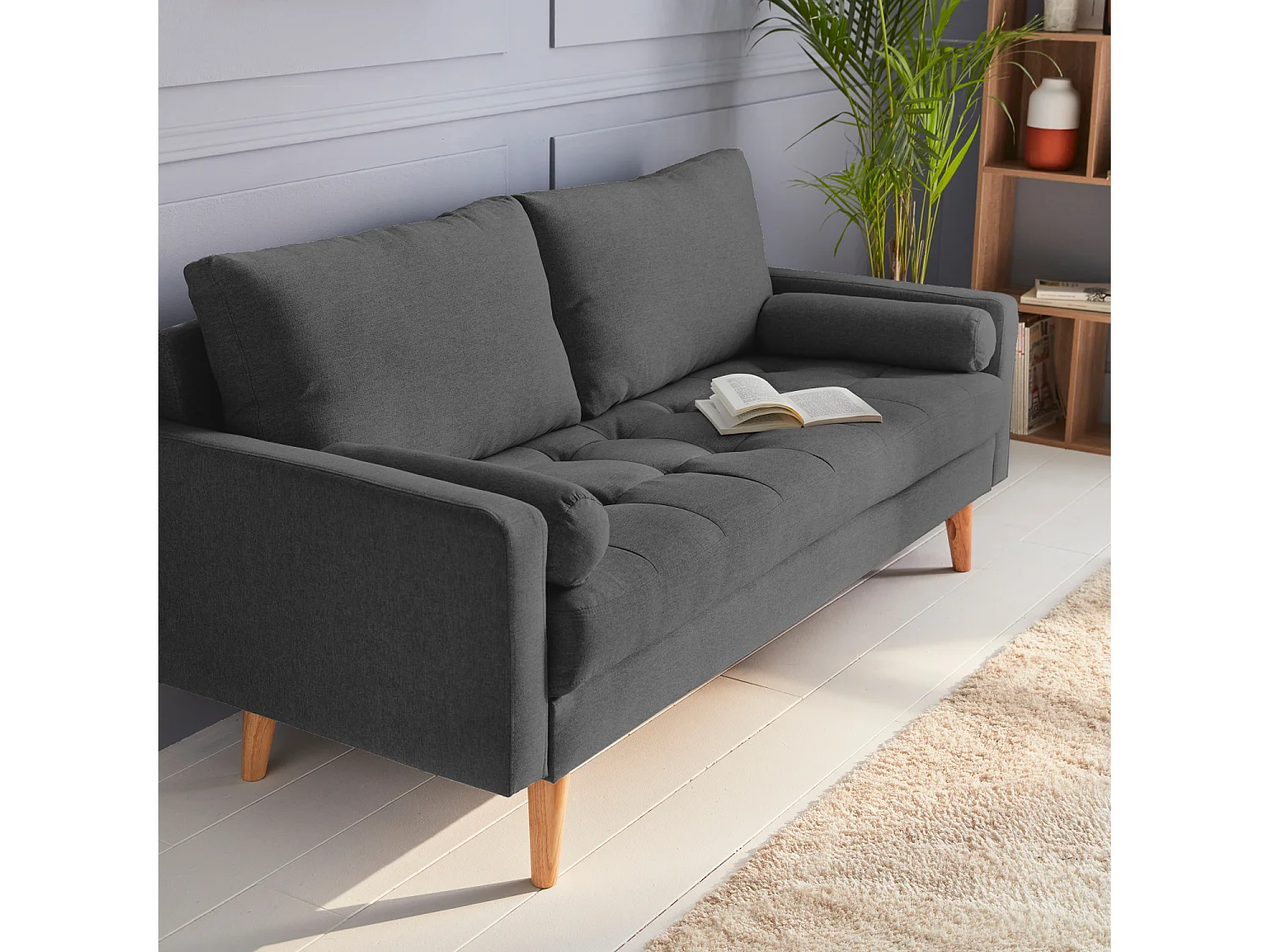 Canapé en tissu gris foncé. 3 places scandinave fixe. droit. pieds bois