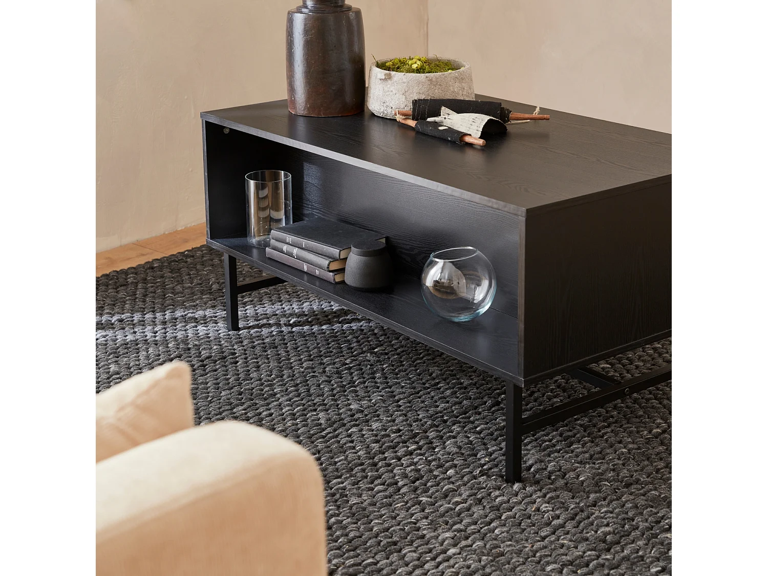 Table basse. Bazalt. un tioir. deux espaces de rangement. L 100 x l 59 x H 50.2cm