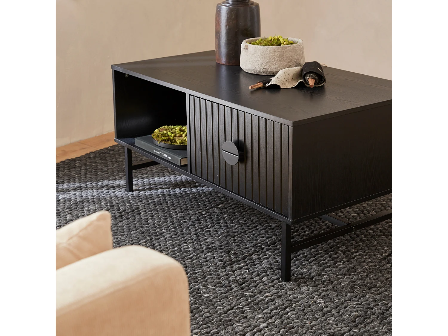 Table basse. Bazalt. un tioir. deux espaces de rangement. L 100 x l 59 x H 50.2cm