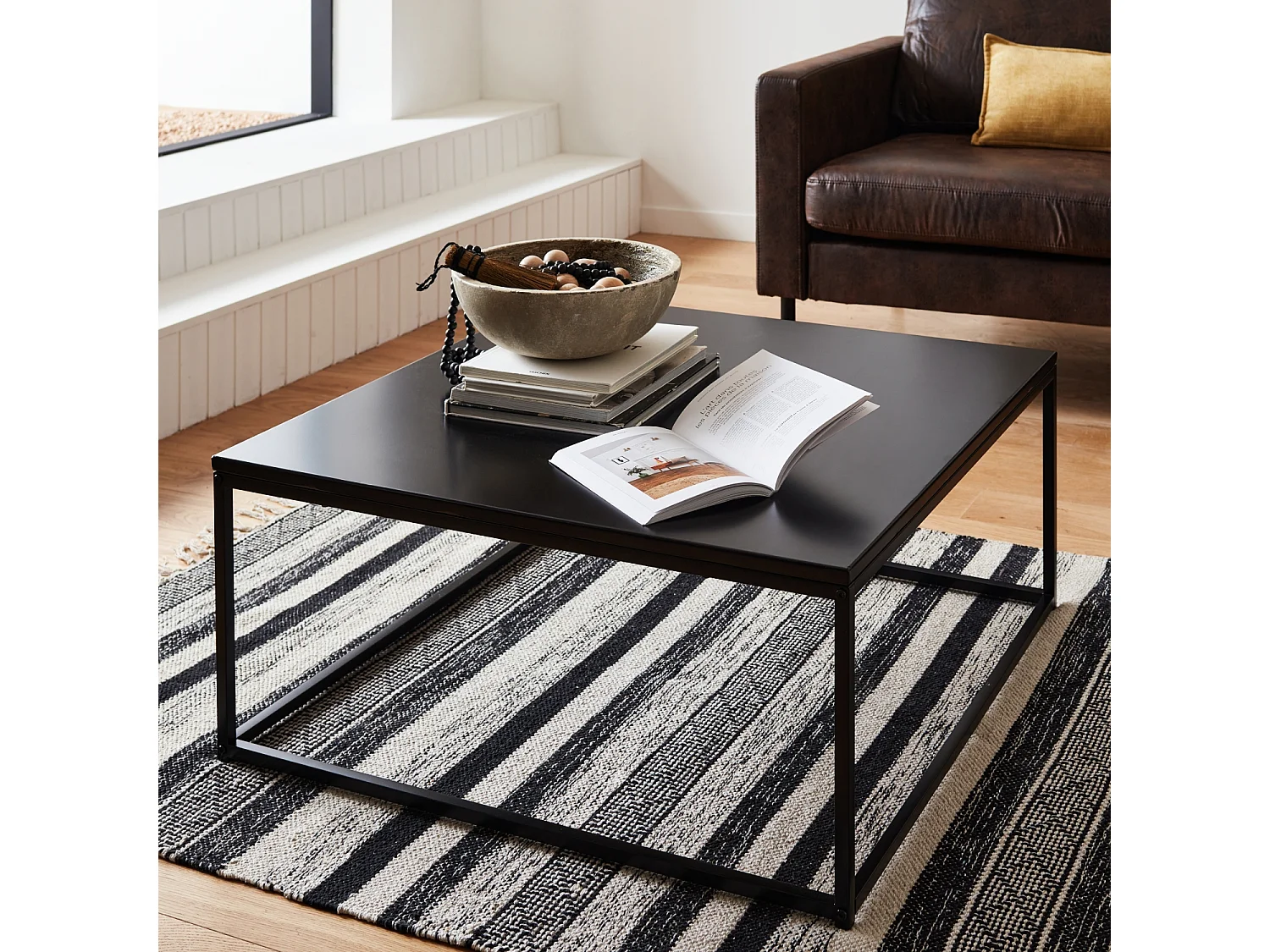 Table basse. Industrielle. structure métal noir. L 80 x l 80 x H 36cm