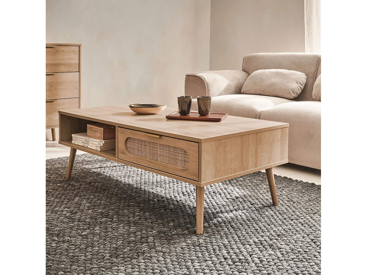 Table basse. Eva.  scandinave en cannage arrondi et en décor bois. 1 tiroir réversible L110 x l59 x H39cm