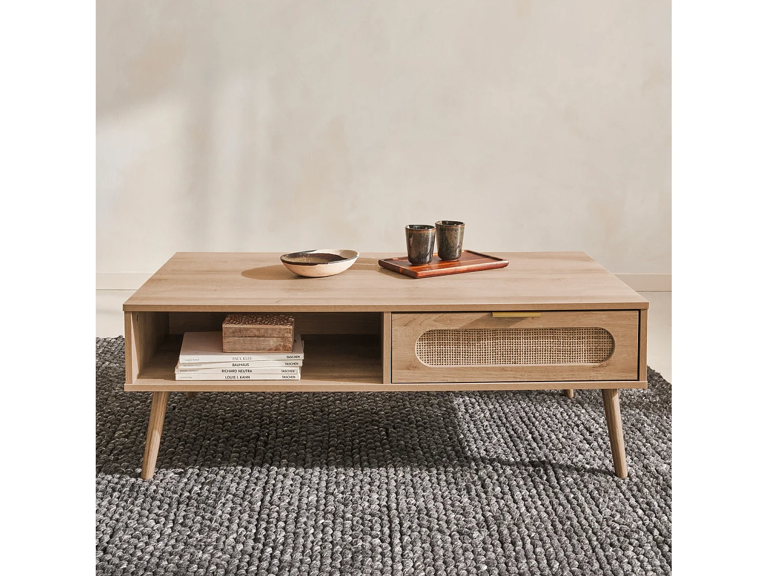 Table basse. Eva.  scandinave en cannage arrondi et en décor bois. 1 tiroir réversible L110 x l59 x H39cm