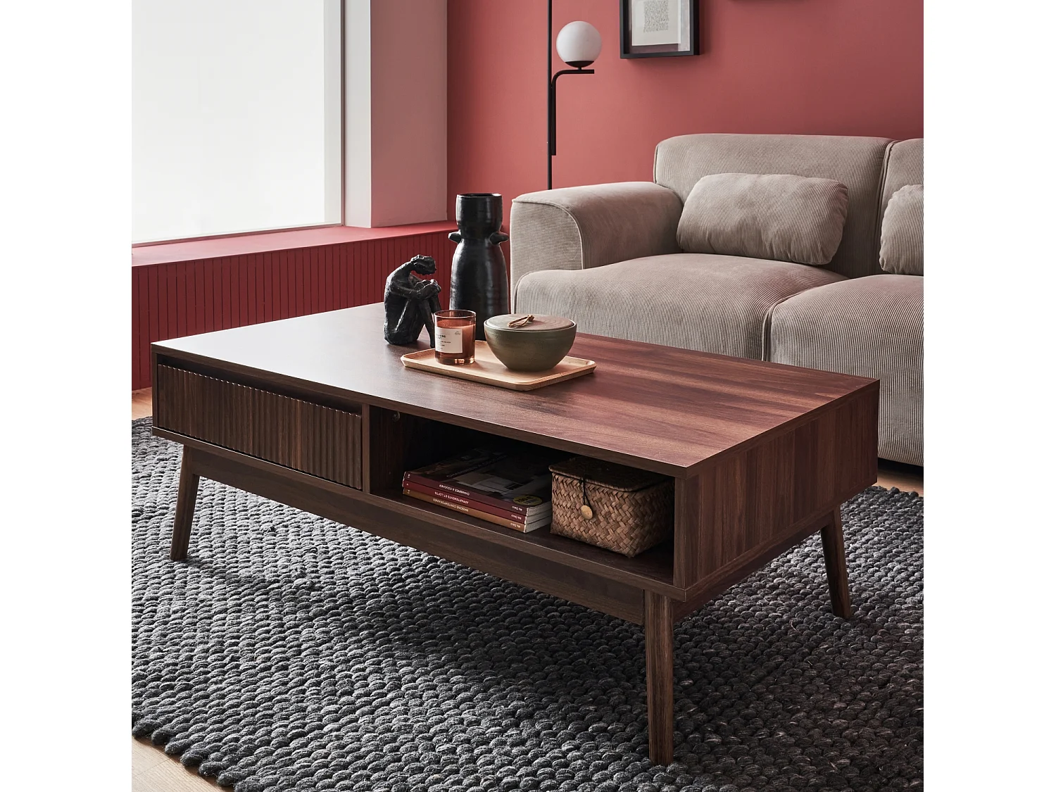 Table basse couleur teinté noyer. Linear. décor bois rainuré.  pieds compas. 2 niches. 1 tiroir.  L 110 x l 59 x H 39cm