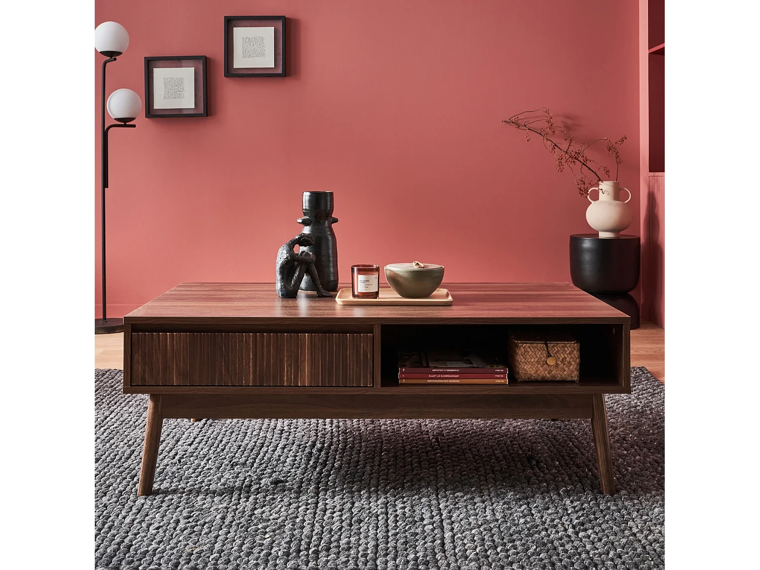 Table basse couleur teinté noyer. Linear. décor bois rainuré.  pieds compas. 2 niches. 1 tiroir.  L 110 x l 59 x H 39cm