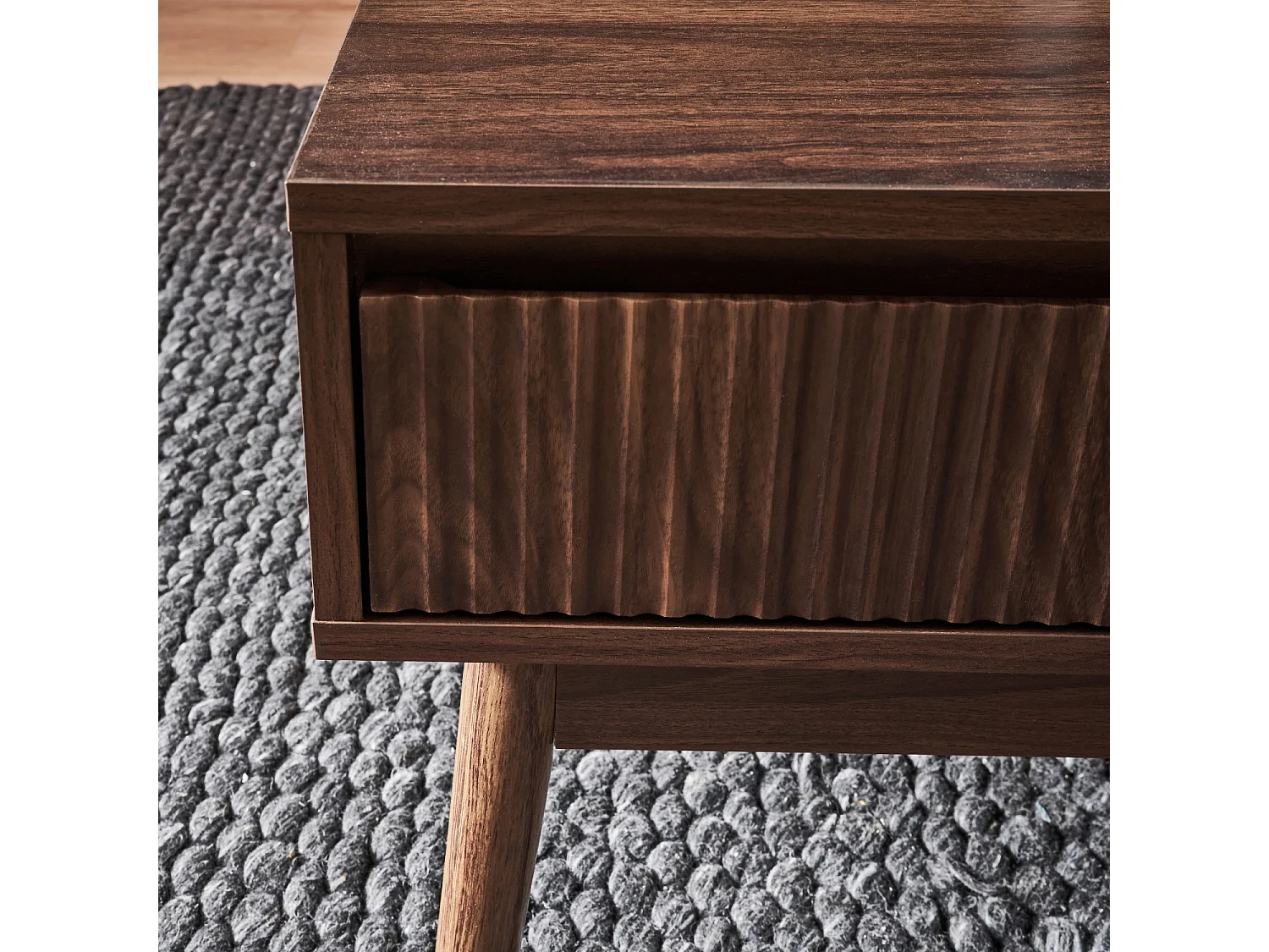 Table basse couleur teinté noyer. Linear. décor bois rainuré.  pieds compas. 2 niches. 1 tiroir.  L 110 x l 59 x H 39cm