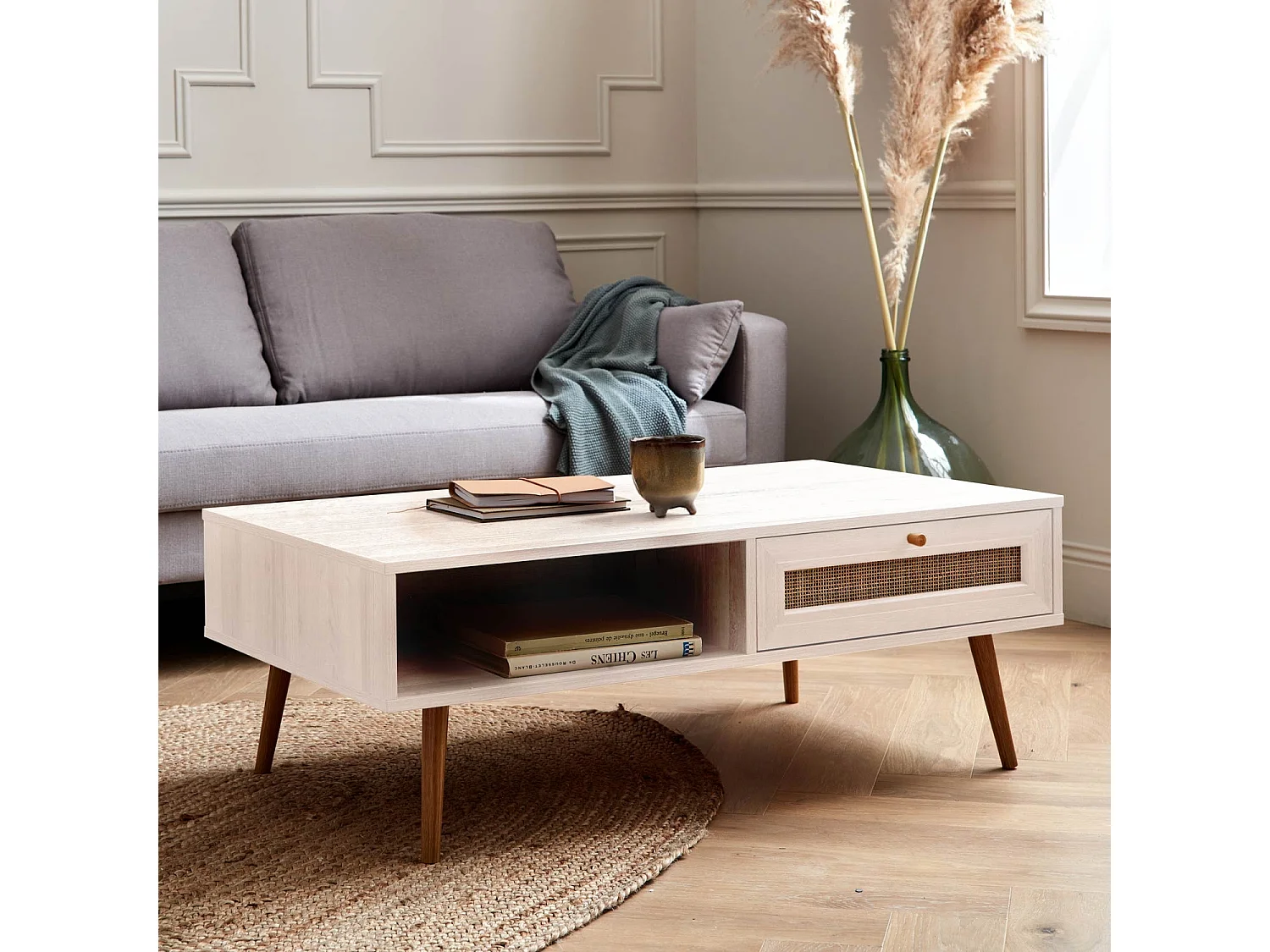 Table basse en cannage 110x59x39cm - Bohème - Blanc cassé. 1 tiroir. 1 espace de rangement. pieds scandinaves