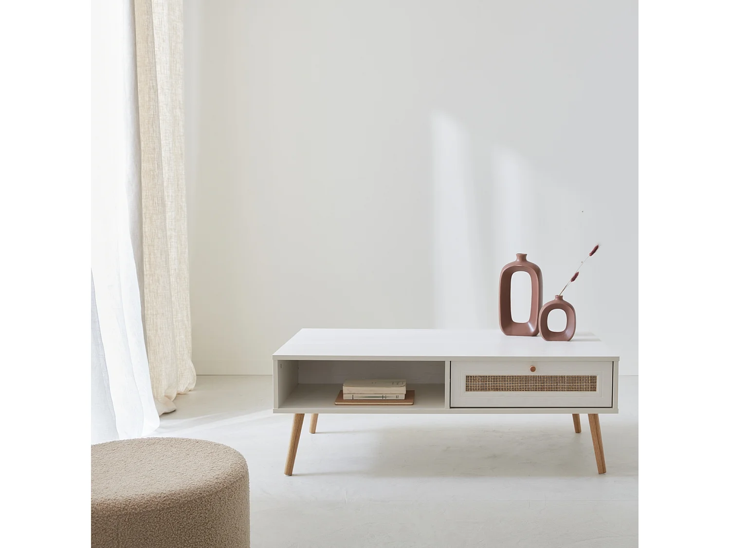 Table basse en cannage 110x59x39cm - Bohème - Blanc cassé. 1 tiroir. 1 espace de rangement. pieds scandinaves