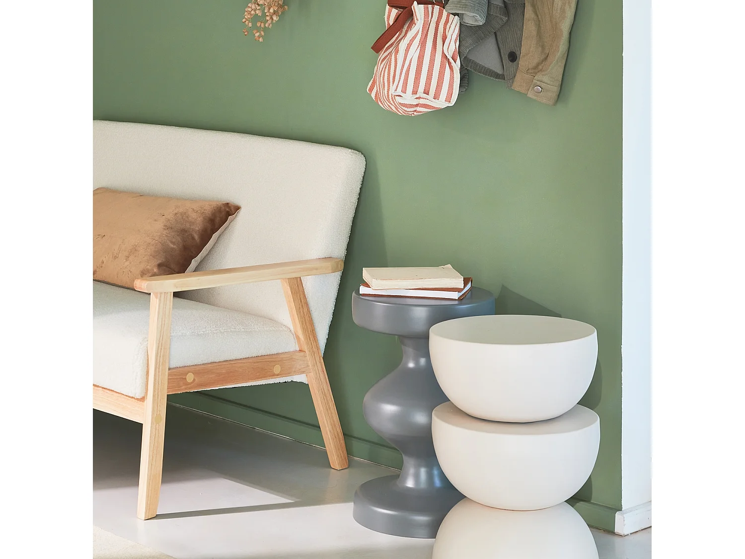 Mesa auxiliar o mesita de metal crema