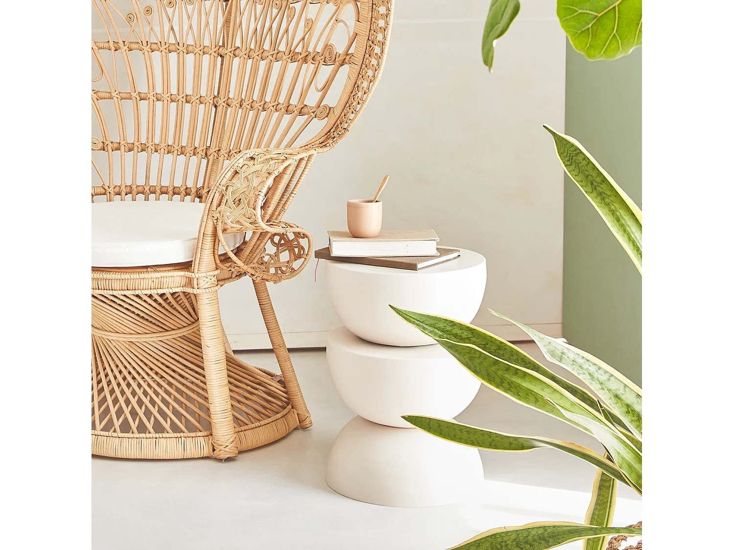 Mesa auxiliar o mesita de metal crema