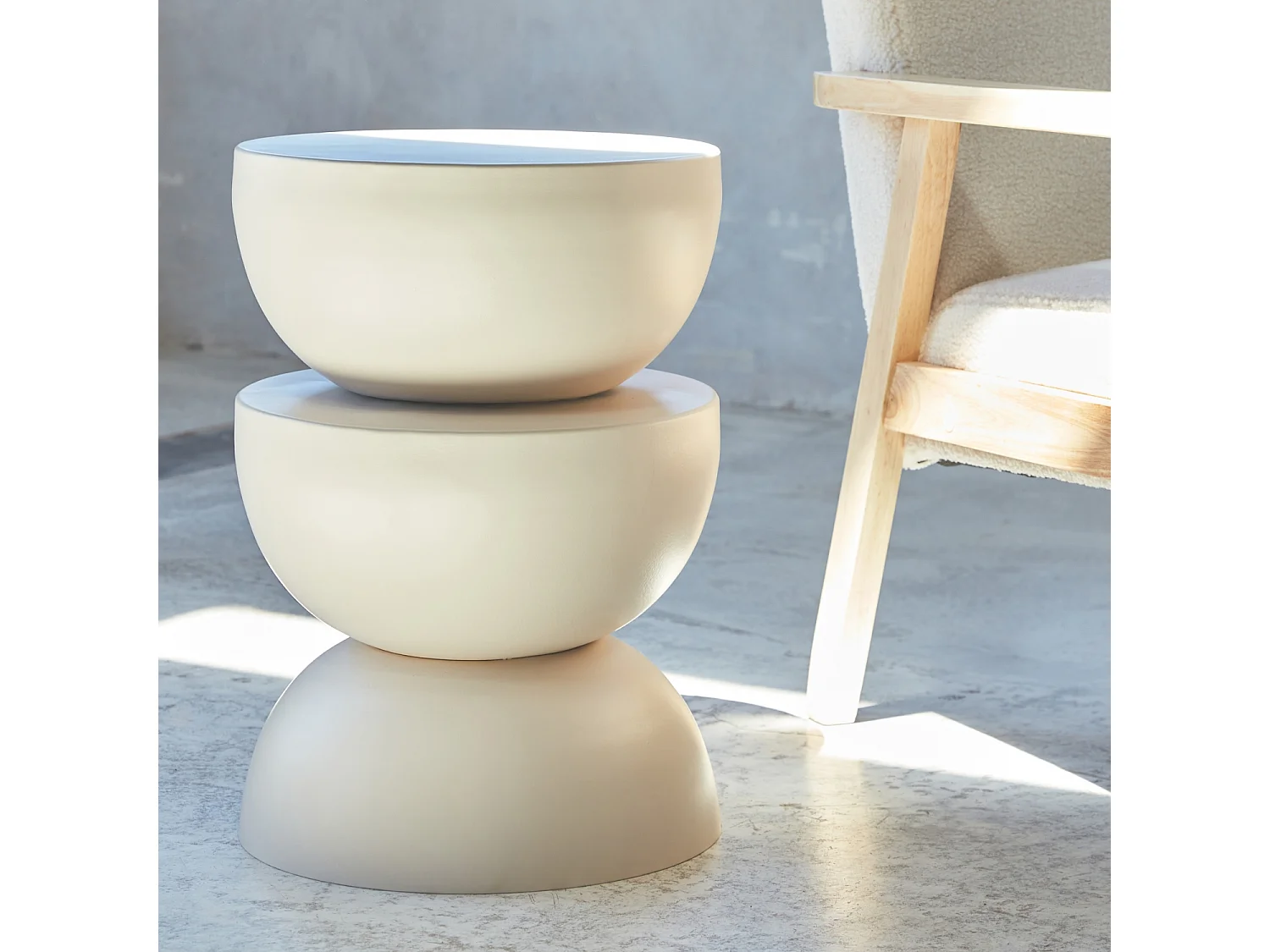 Mesa auxiliar o mesita de metal crema