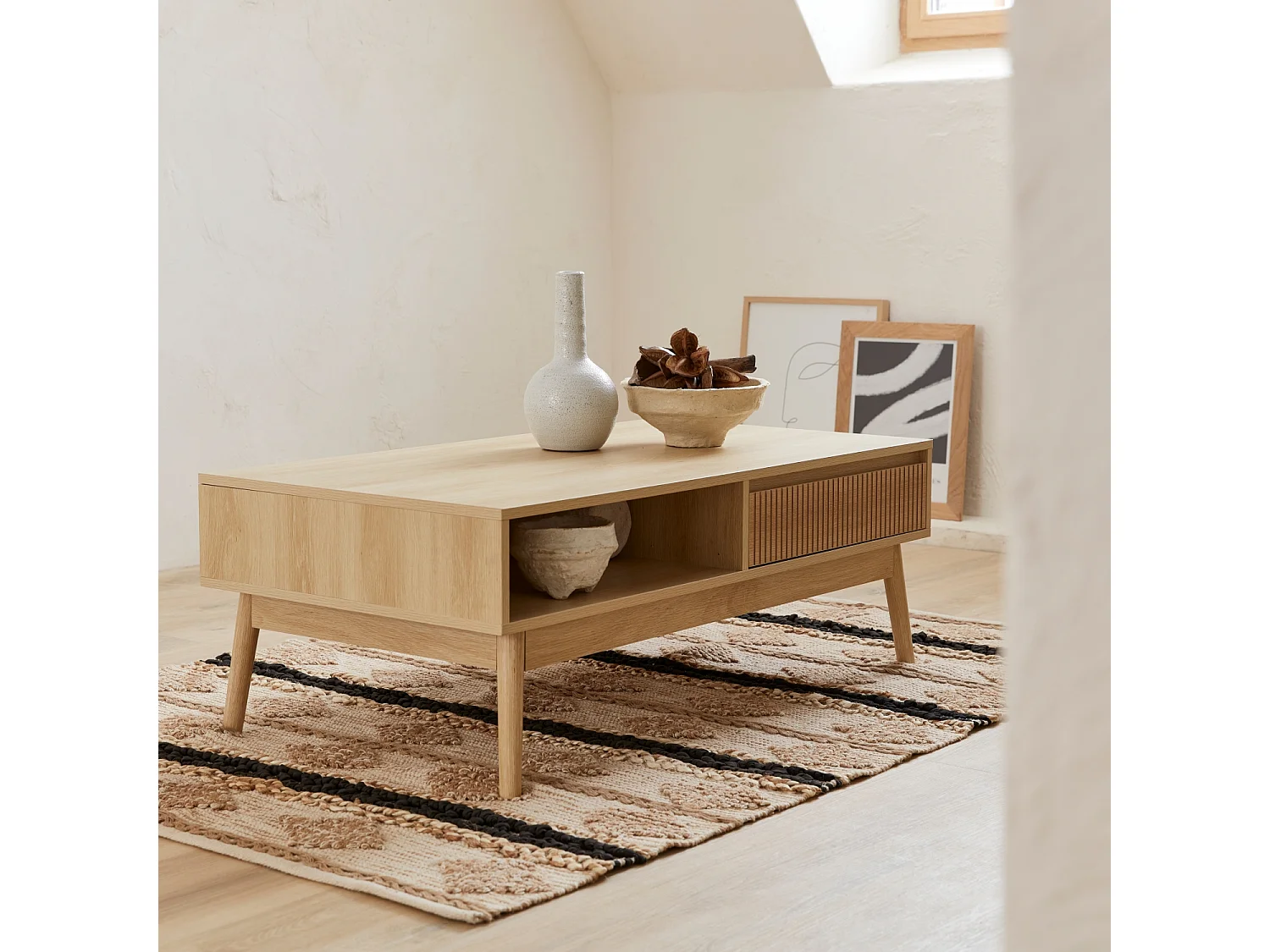 Tavolino scandinavo, decoro in legno scanalato, 2 nicchie, 1 cassetto,
