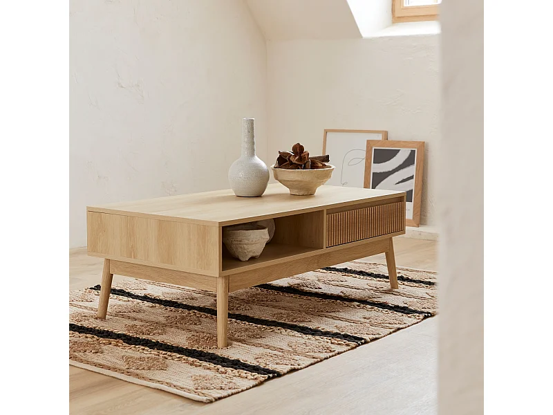 Table basse couleur naturelle. Linear. décor bois rainuré.  pieds compas. 2 niches. 1 tiroir.  L 110 x l 59 x H 39cm