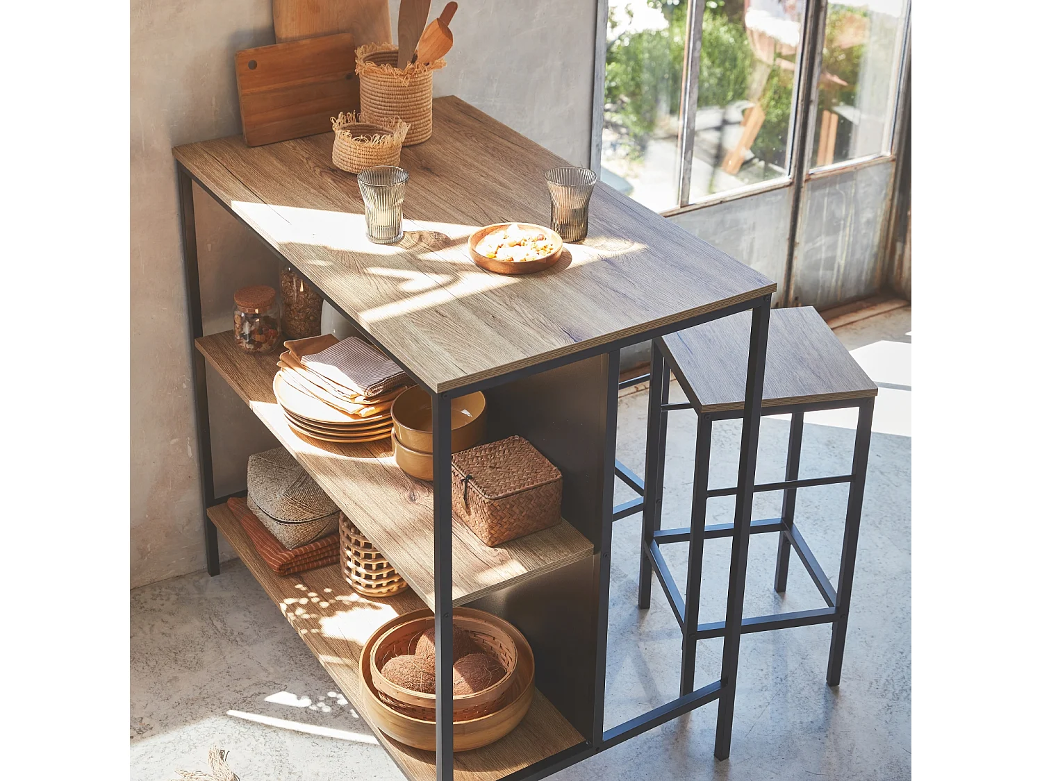 Tavolo alto in legno e metallo, 2 ripiani, 2 sgabelli, marrone