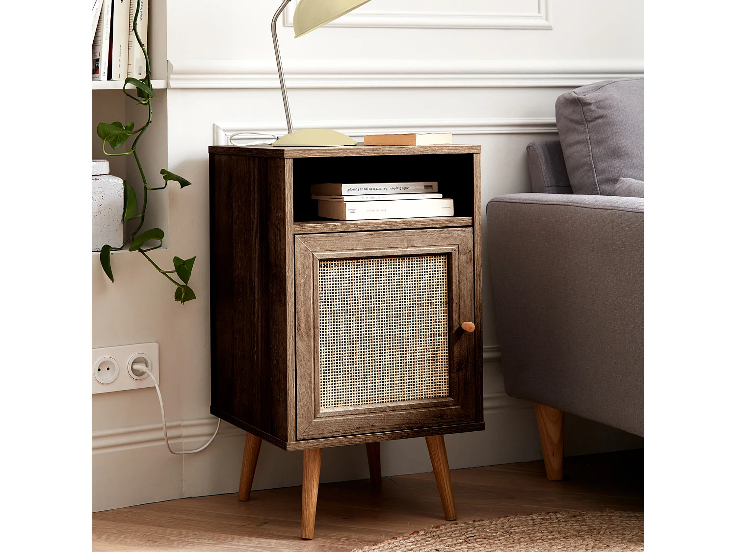 Table de chevet en cannage - Bohème - 40x39x70cm. couleur noyer - 2 niveaux - 1 porte - 1 espace de rangement - pieds scandinaves