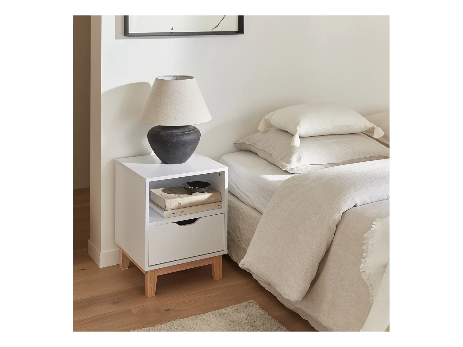 Table de chevet blanche avec pieds en bois de sapin - Floki - 40 x 39 x 52cm - 1 tiroir et 1 niche