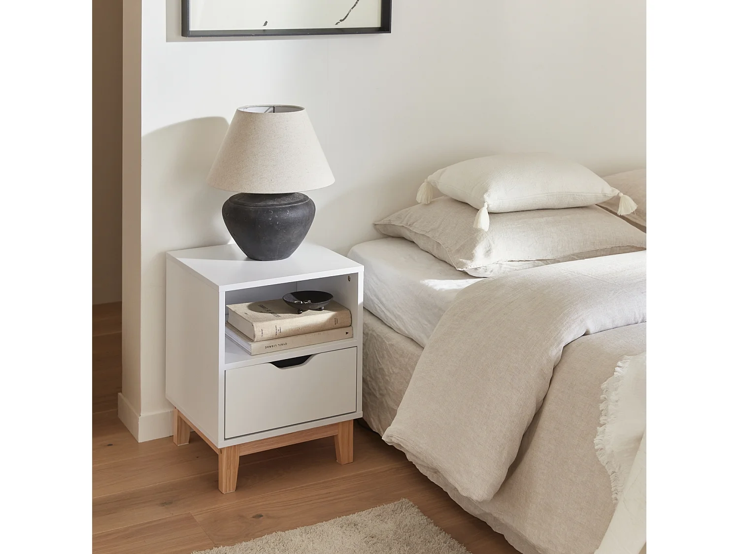 Table de chevet blanche avec pieds en bois de sapin - Floki - 40 x 39 x 52cm - 1 tiroir et 1 niche