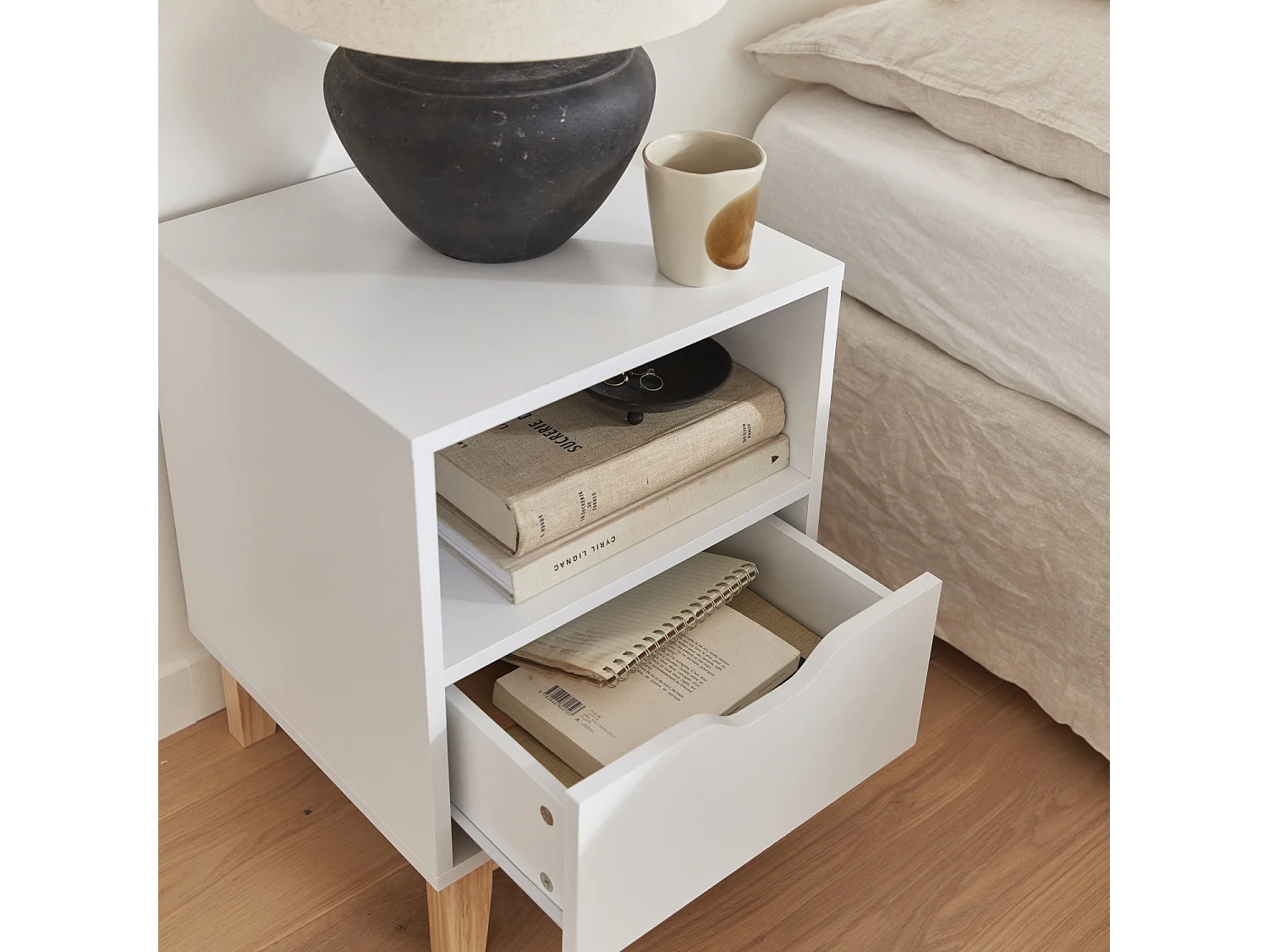 Table de chevet blanche avec pieds en bois de sapin - Floki - 40 x 39 x 52cm - 1 tiroir et 1 niche