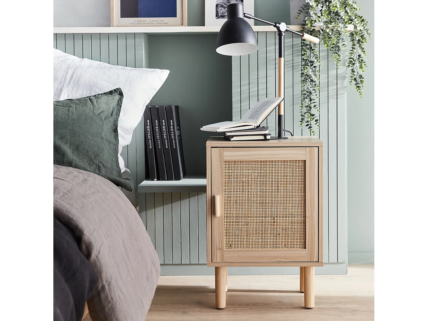 Lot de 2 tables de chevet en cannage et décor bois - Camargue - 40x30x58cm. 2 niveaux. 1 porte. pieds droits