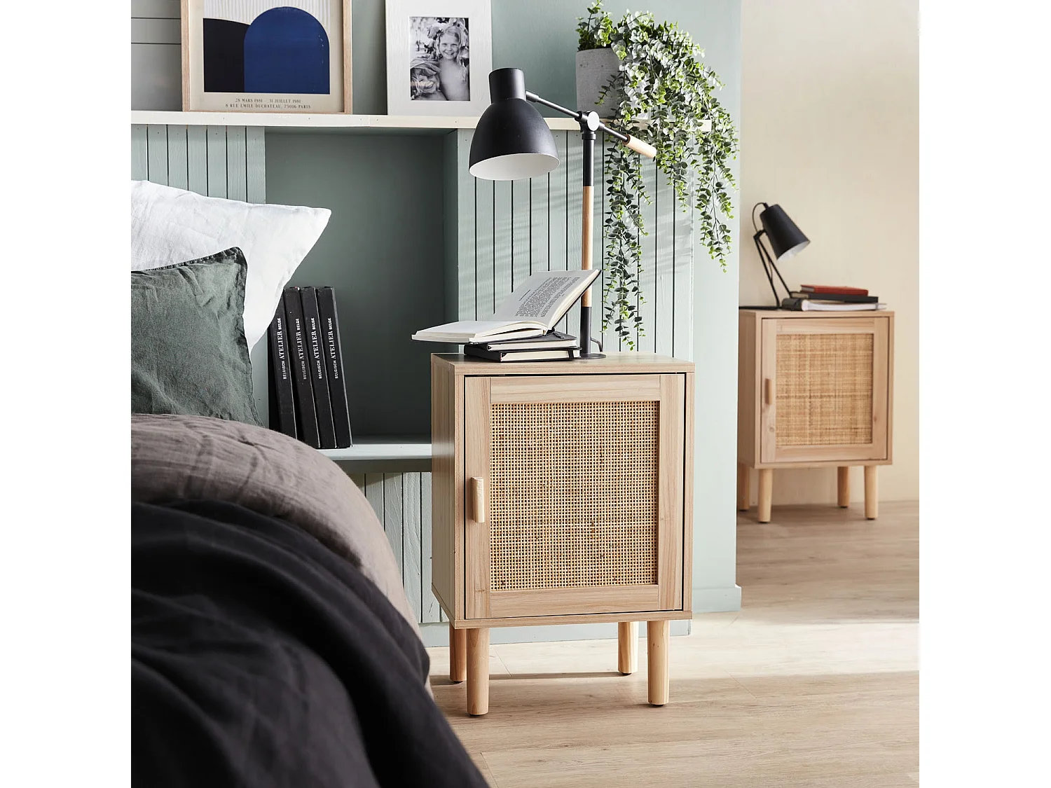 Lot de 2 tables de chevet en cannage et décor bois - Camargue - 40x30x58cm. 2 niveaux. 1 porte. pieds droits