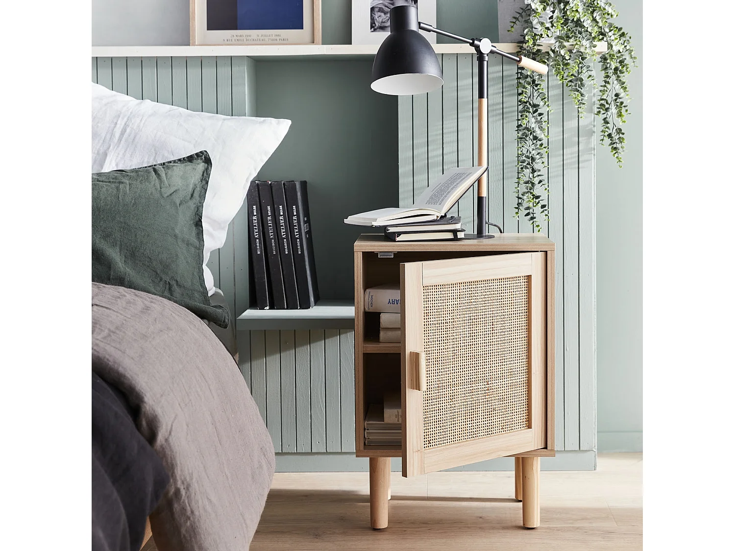 Lot de 2 tables de chevet en cannage et décor bois - Camargue - 40x30x58cm. 2 niveaux. 1 porte. pieds droits