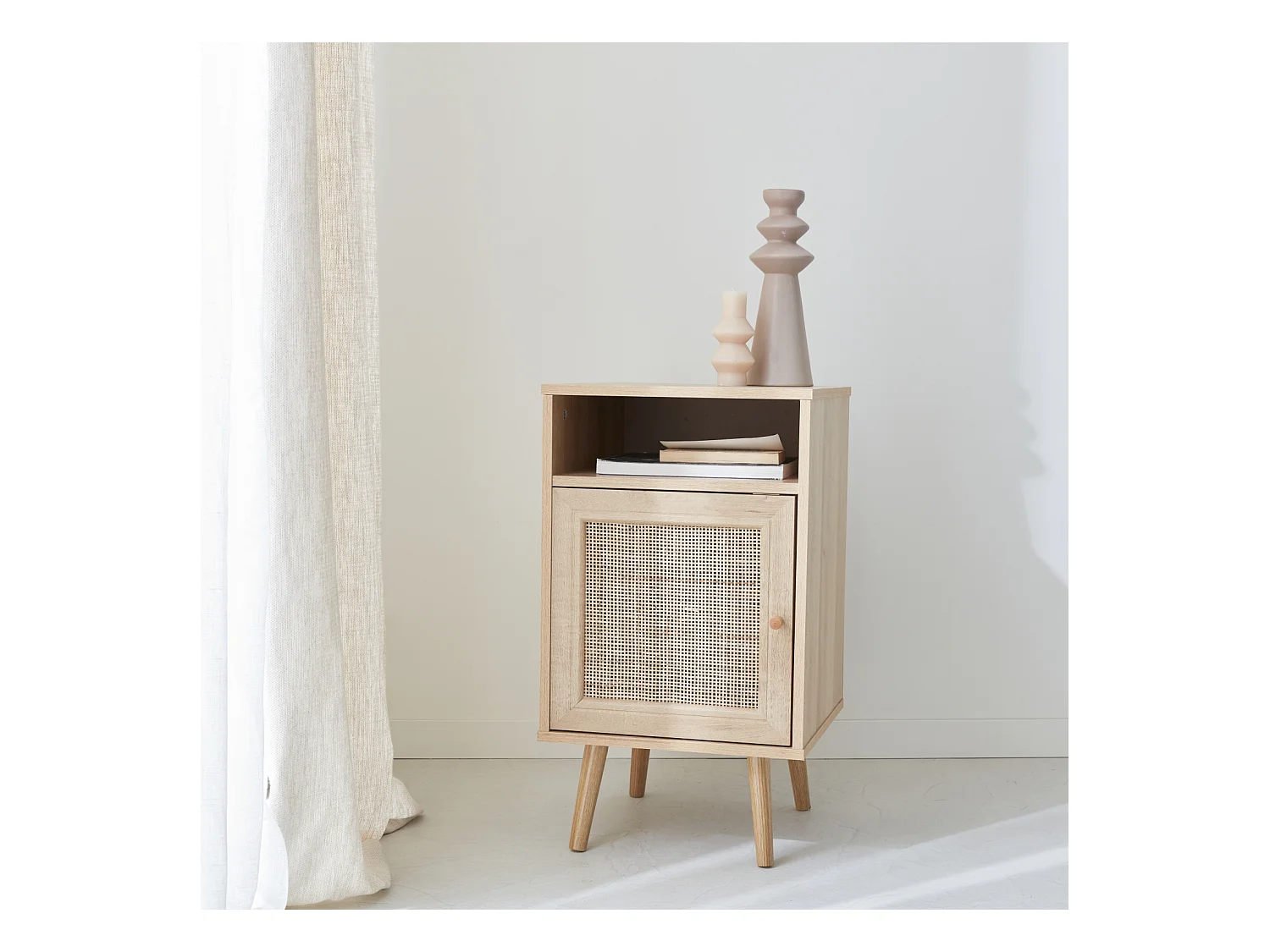 Table de chevet en cannage coloris naturel - Bohème - 40x39x70cm. naturel - 2 niveaux - 1 porte - 1 espace de rangement - pieds scandinaves