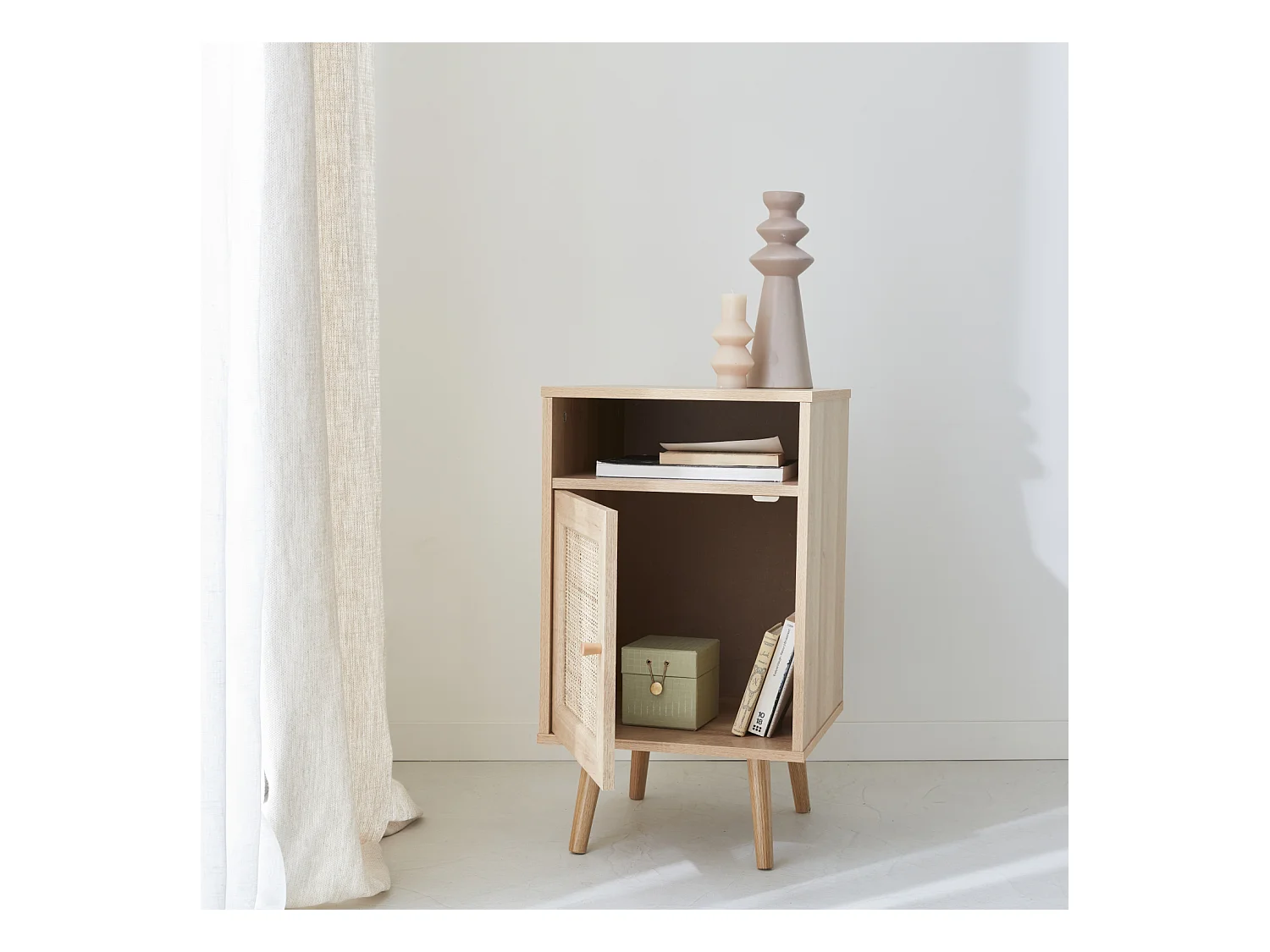 Table de chevet en cannage coloris naturel - Bohème - 40x39x70cm. naturel - 2 niveaux - 1 porte - 1 espace de rangement - pieds scandinaves