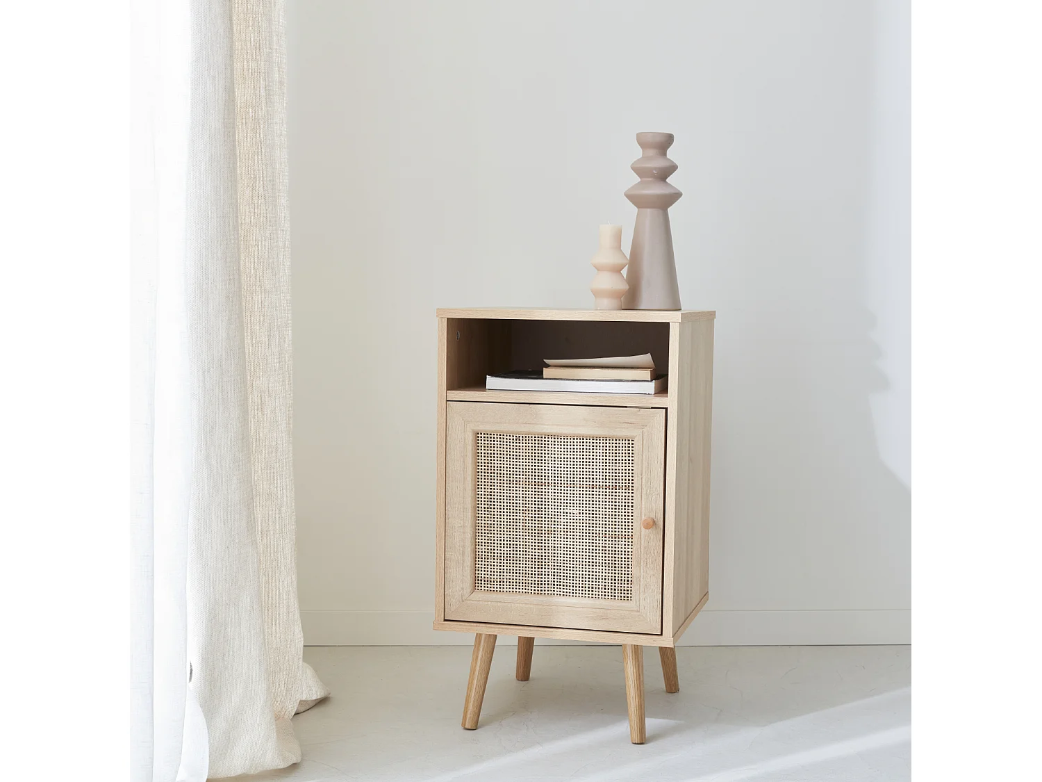 Table de chevet en cannage coloris naturel - Bohème - 40x39x70cm. naturel - 2 niveaux - 1 porte - 1 espace de rangement - pieds scandinaves