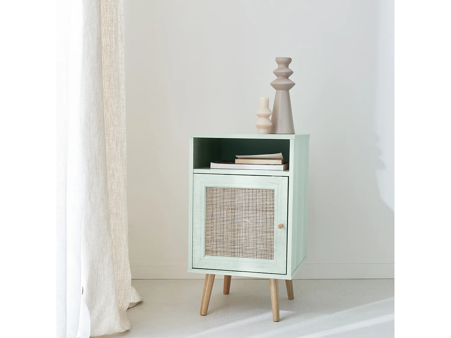Mesita de noche escandinava de efecto madera y caña verde celadón