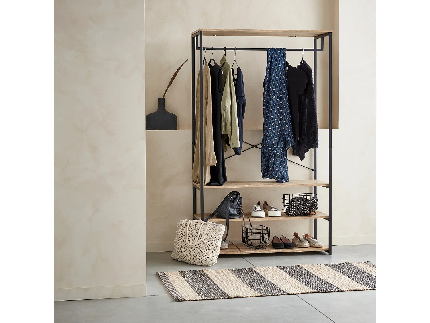 Dressing. vestiaire. portemanteau en métal noir et décor bois. Loft. 3 étagères. une barre de penderie  L 100 x l 40 x H 167cm