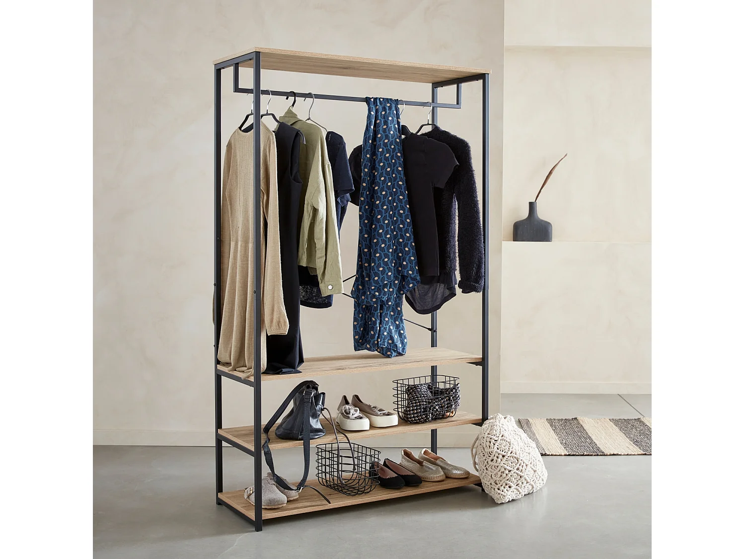 Dressing. vestiaire. portemanteau en métal noir et décor bois. Loft. 3 étagères. une barre de penderie  L 100 x l 40 x H 167cm