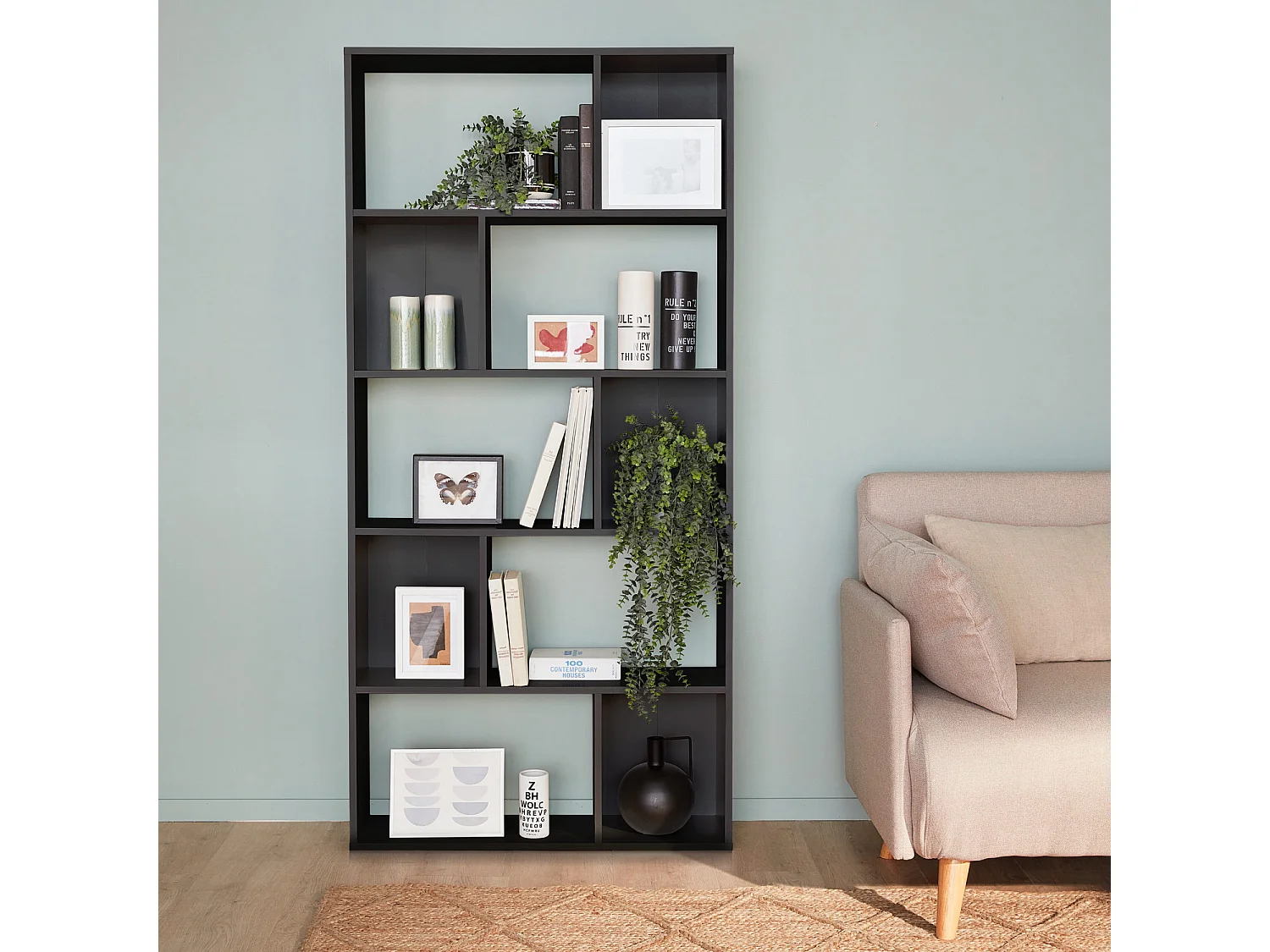 Bibliothèque design asymétrique – Pieter – 5 étagères. 10 compartiments de rangement. 83x23x173cm