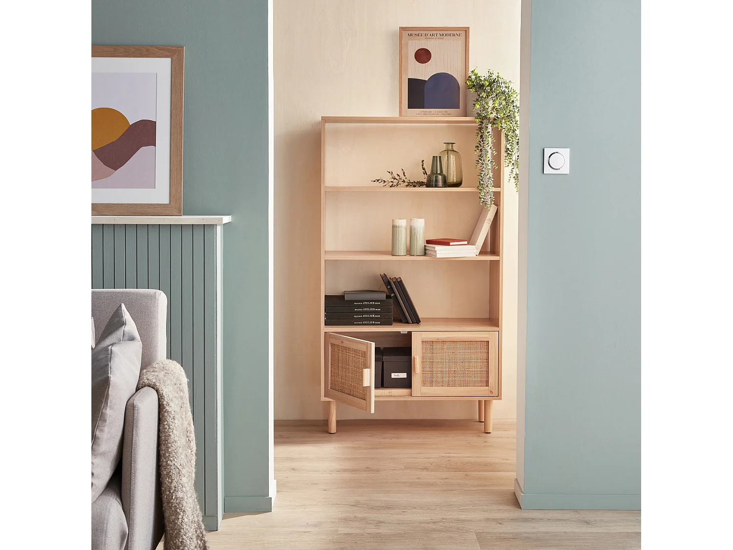 Libreria con canna ed effetto legno, 3 livelli, 2 ante, marrone