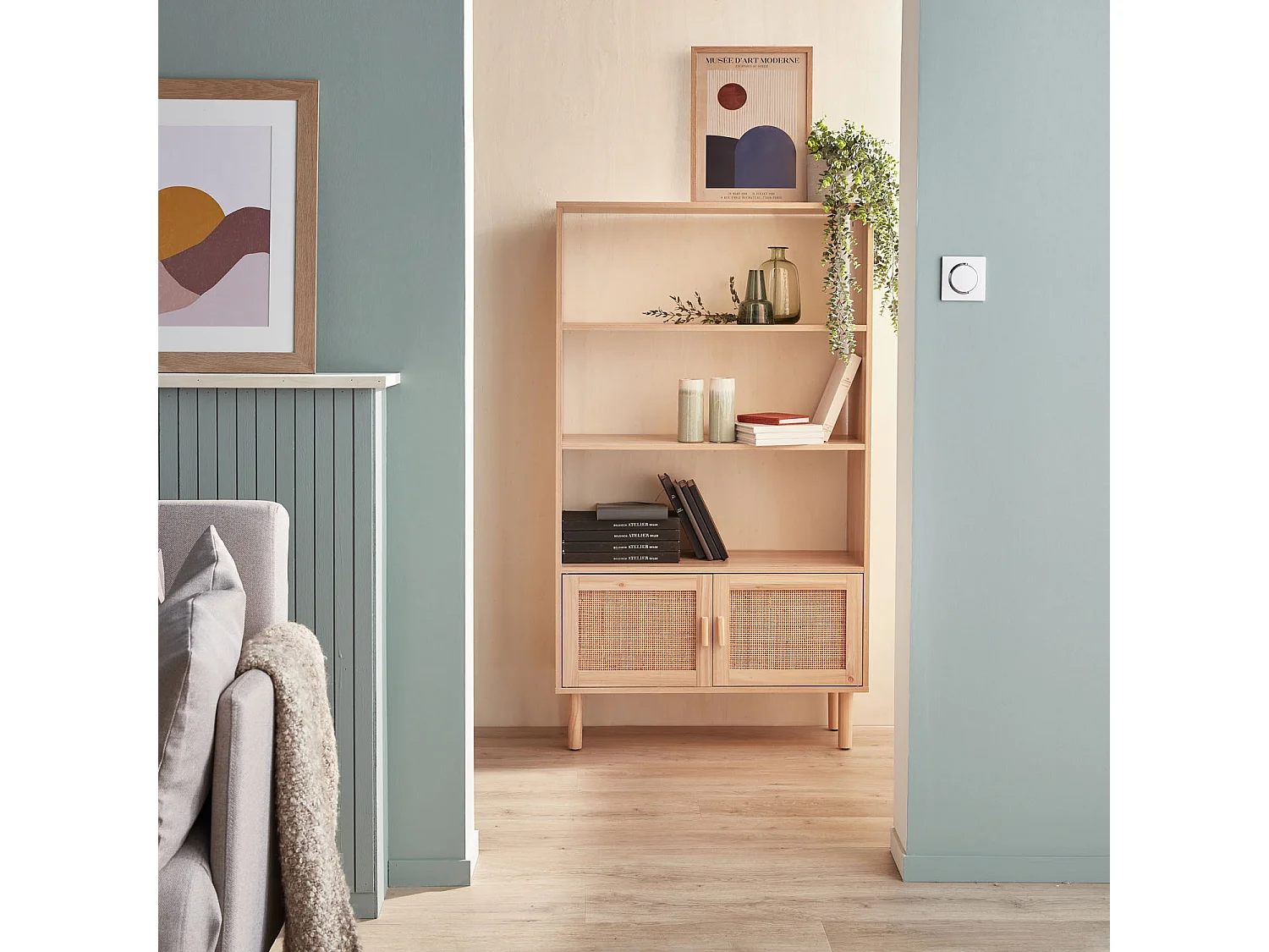 Libreria con canna ed effetto legno, 3 livelli, 2 ante, marrone