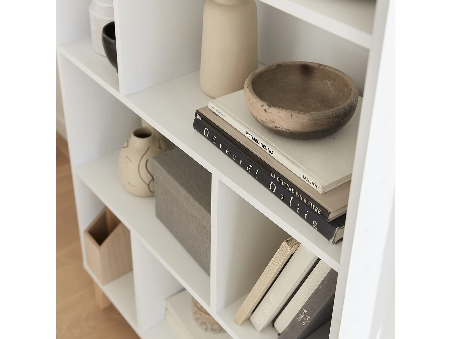 Libreria effetto legno con gambe in legno e 4 ripiani, bianco