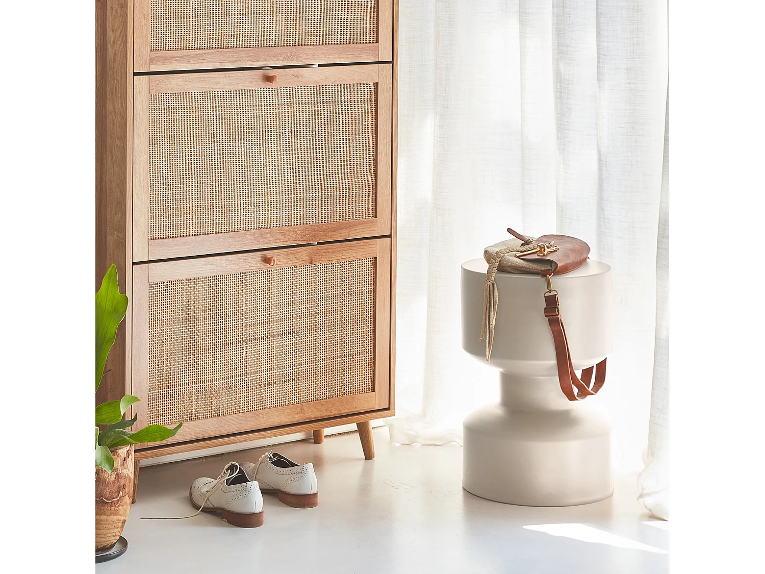 Table d'appoint. bout de canapé. table de chevet en métal. crème. Aya. Ø30 x H 47cm