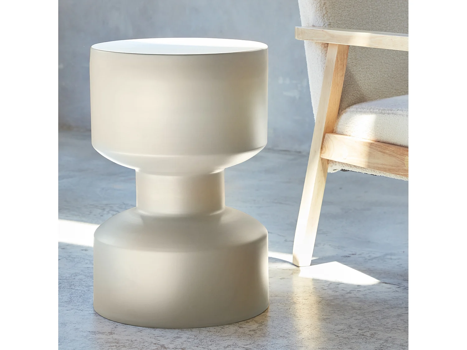 Table d'appoint. bout de canapé. table de chevet en métal. crème. Aya. Ø30 x H 47cm