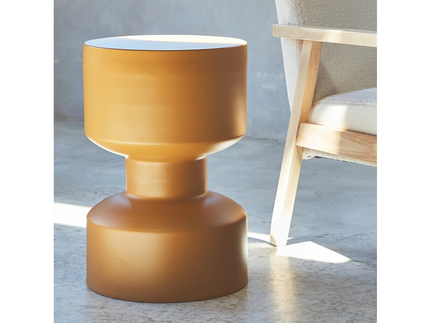 Table d'appoint. bout de canapé. table de chevet en métal. moutarde. Aya. Ø30 x H 47cm