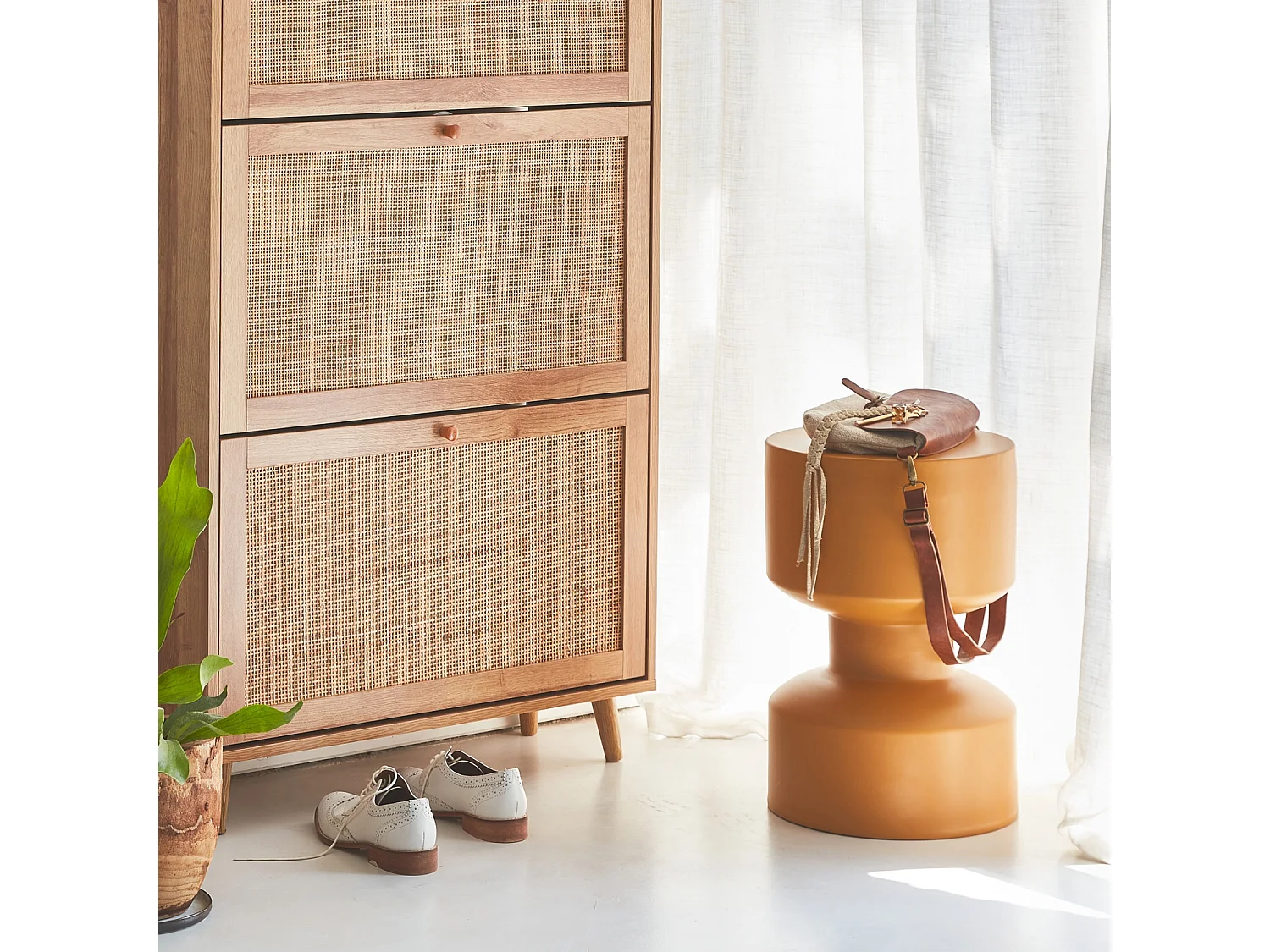 Table d'appoint. bout de canapé. table de chevet en métal. moutarde. Aya. Ø30 x H 47cm