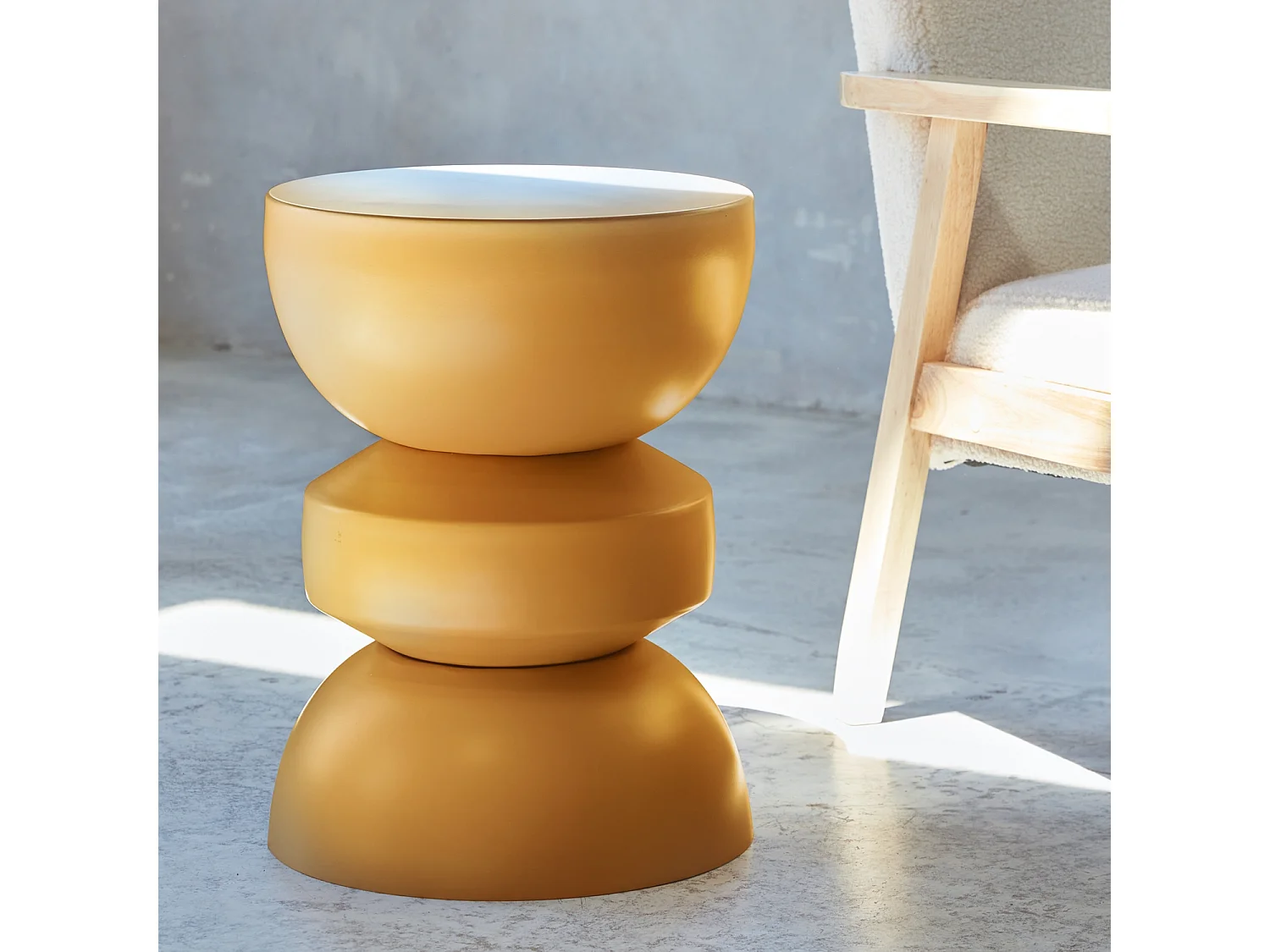 Mesa auxiliar de metal mostaza