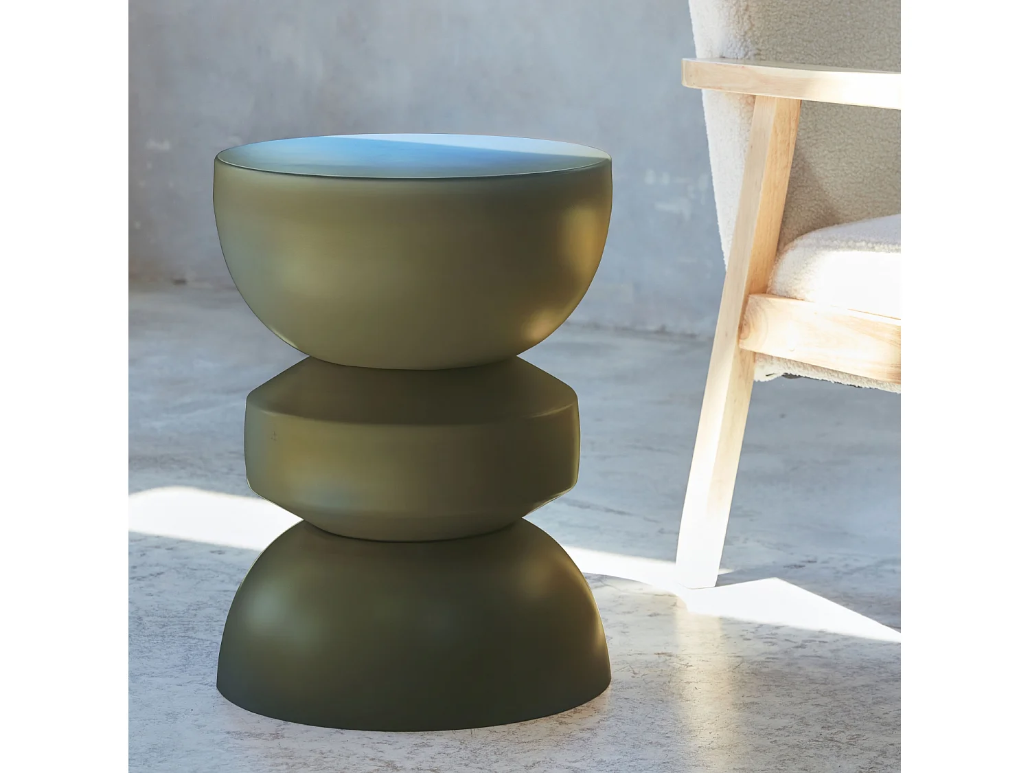 Table d'appoint. bout de canapé. table de chevet en métal. vert kaki. Assa. Ø32 x H 43.5cm