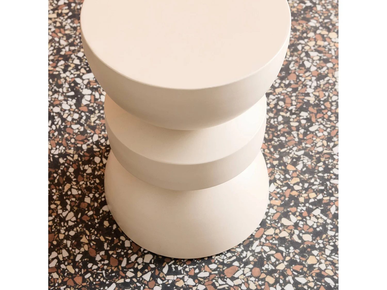 Mesa auxiliar de metal crema
