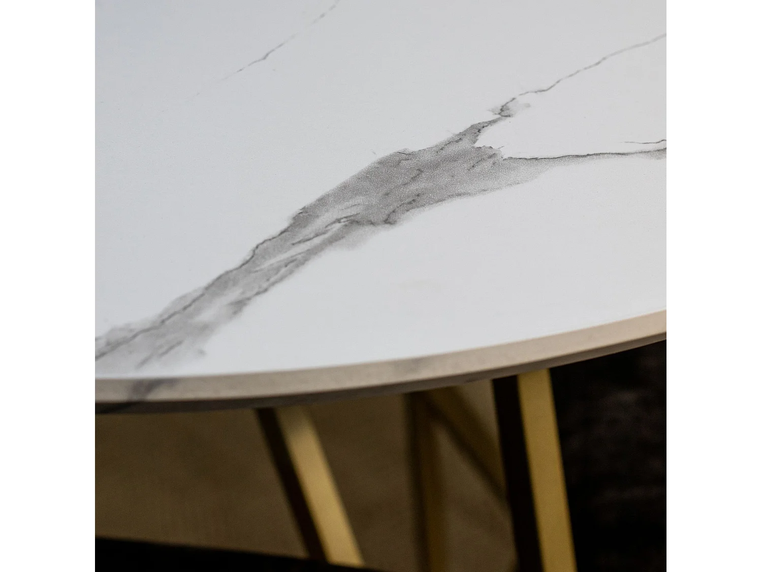 Now's Home - Table Effet Marbre Pieds Metal Dore O100cm X H76cm Hoxton